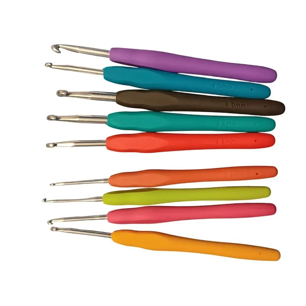 17 Crochet Hooks & Accessories Nice Metal Hooks & Rubber Handled Ergonomic
